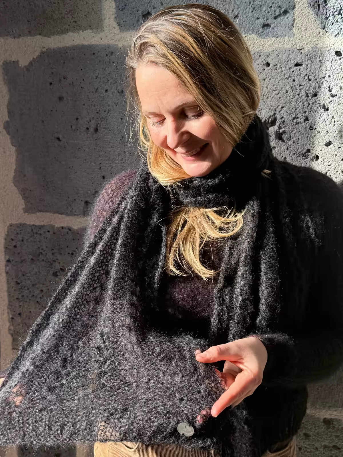 Echarpe noire tricotée en mohair et soie