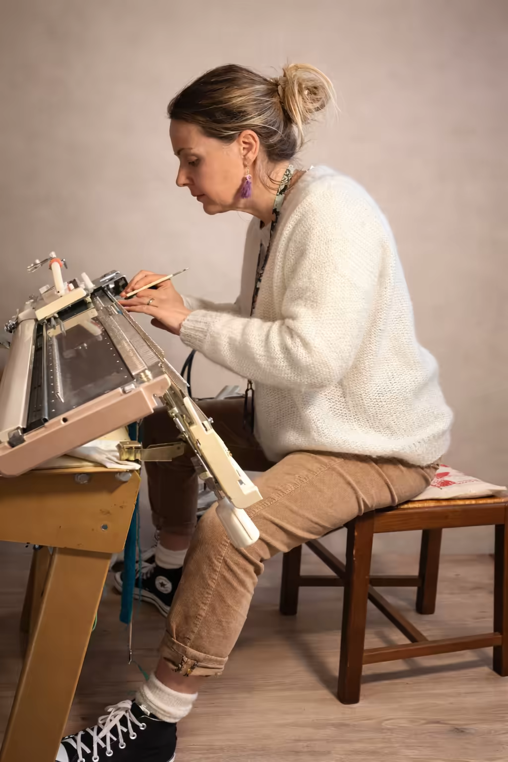 Maryline tricote sur le métier